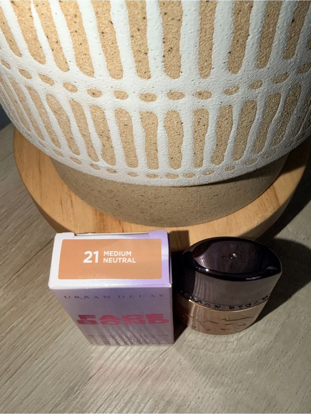 Urban Decay Face Bond Foundation 21 Medium Neutral